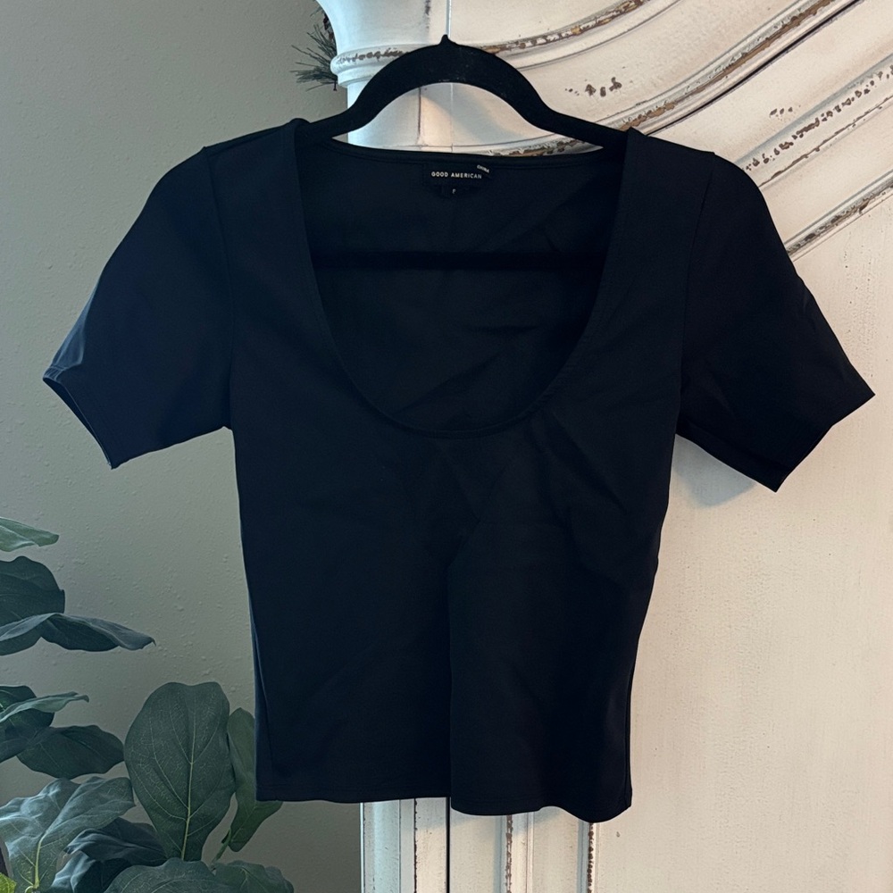 GOOD AMERICAN Sculpting Scoop Neck
Cropped Short Sleeve Tee in black Sz. Small - Picture 3 of 8